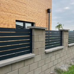 Nové hliníkové oplocení z vodorovných lamel v Přešticích od firmy Ploty Kodl, s.r.o.
