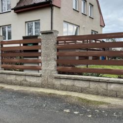 Nové oplocení z dřevoplastových vodorovných planěk v Dobřívě