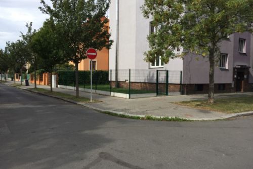 Obrázek - Potřebujete nové oplocení bytového domu v Plzni?