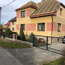 Rekonstrukce oplocení a automatizovaná křídlová brána od firmy Ploty Kodl, s.r.o.