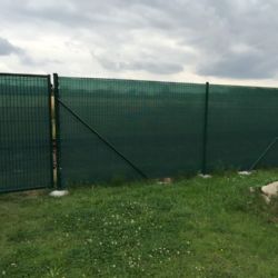 Stínící úplet je řešení jak snadno oddělit soukromí zahrady od rušného okolí