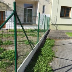  Svařované čtvercové oplocení bytového domu