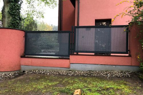 Obrázek - Pro našeho zákazníka jsme vyměnili starý plaňkový plot za nové oplocení z tahokovu v antracitové barvě