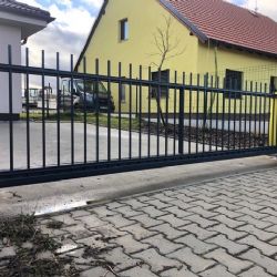 Tyčkové oplocení rodinného domu v Rokycanech