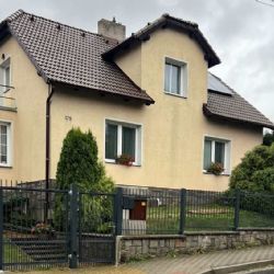 Tyčkové oplocení rodinného domu ve Šťáhlavech – moderní kovové ploty od Ploty Kodl