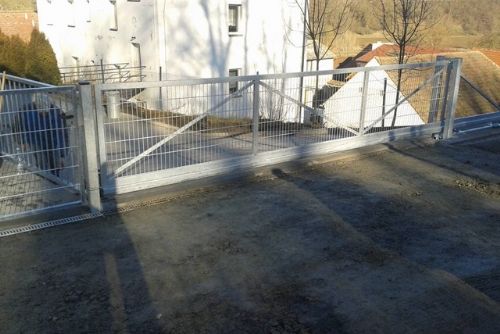 Obrázek - Vjezdová brána a oplocení dvora administrativní budovy v Liblíně