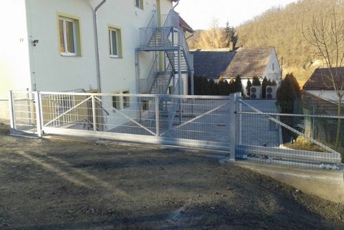 Obrázek - Vjezdová brána a oplocení dvora administrativní budovy v Liblíně
