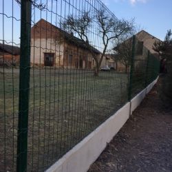 Výměna starého oplocení za nové ve Volduchách u Rokycan