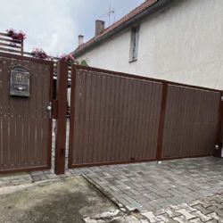 Výroba a následná montáž bezúdržbových vrat s dřevoplastovými plotovkami v Jesenici