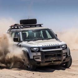 LAND ROVER DEFENDER 2021: DEVADESÁTKA, PLUG-IN A HARD TOP