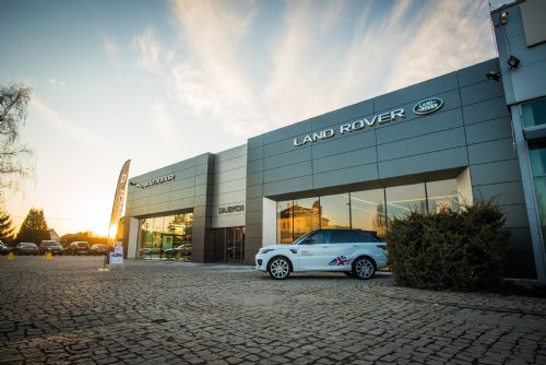 Foto: V Plzni byl otevřen nejmodernější showroom vozů značek Jaguar a Land Rover v České republice