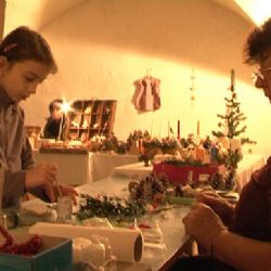 Adventní dílny nabízejí výrobu zajímavých vánočních dekorací - video