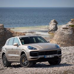 Cayenne Turbo S E-Hybrid a jeho pokrokové podvozkové systémy