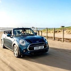 Jízda se staženou střechou v extrovertním stylu: Nové MINI Cabrio Sidewalk