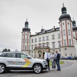 Pečovatelská služba Vrchlabí využije nové SUV ŠKODA KAROQ pro dopravu za seniory žijícími v těžce přístupných horských oblastech