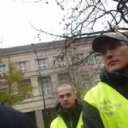 17. listopadu zadrželi aktivistu van Gemunda a nyní mají problém