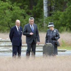 Alžběta navštívila tábor, který před 70 lety osvobodili Britové