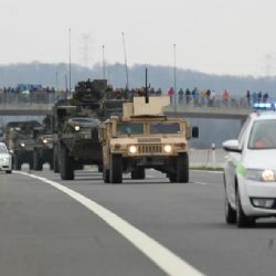 Američtí dragouni v Česku: Silnice lemovaly tisíce lidí, odpůrci byli v menšině