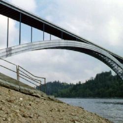 Auta se na zimu vracejí na Žďákovský most, kamiony musí stále přes Písek