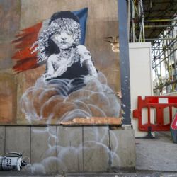 Banksy podpořil uprchlíky: Dívku z Bídníků rozplakal slzný plyn