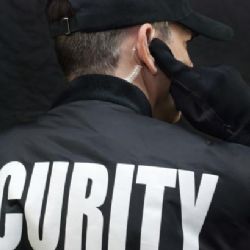 Bezpečnostní agentury čelí kritice za údajně agresivní chování
