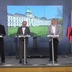 Bezpečnostní opatření budou v Česku platit dál, rozhodla rada státu