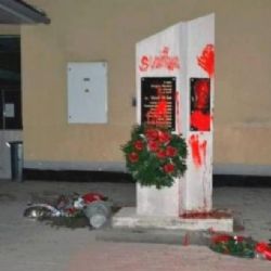 Biľakovu bustu nejdřív polili červenou barvou, teď zmizela