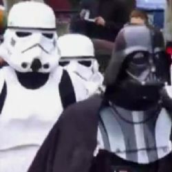 Bizarní volby v Oděse: Žvejkal dostal pokutu, Darth Vader málem nehlasoval