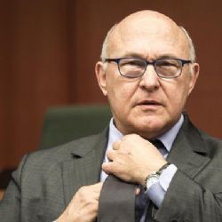Boj proti terorismu by měl ve Francii zahrnovat i omezení plateb v hotovosti