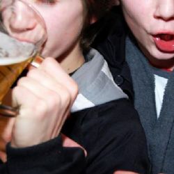 
Boj s alkoholem a hazardem přitvrzuje, nově v protidrogové strategii
