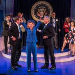 Broadway tančí a zpívá v rytmu skandálů Billa a Hillary