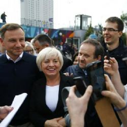 Budu nadstranický prezident, slíbil Duda při vítězné procházce Varšavou