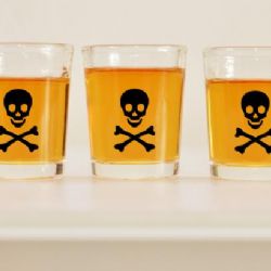 Celníci rozšiřují oblast kontrol alkoholu – hledají původ smrtícího metanolu na Kladensku