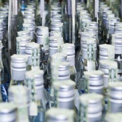Celníci zadrželi stovky litrů nekolkovaného alkoholu