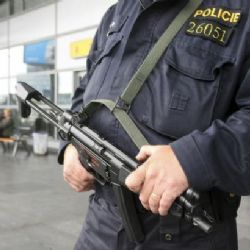 Česko po útocích zpřísnilo kontroly, vnitro může nasadit i armádu