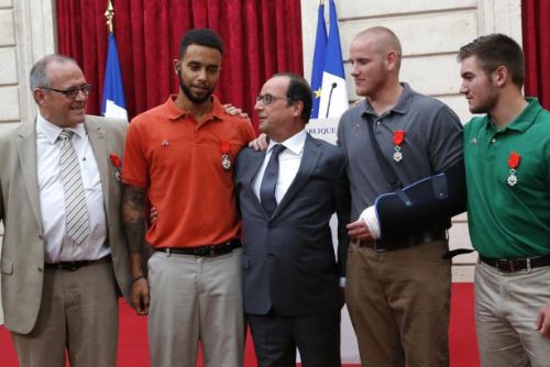 Foto: Čestná legie pro hrdiny: Francie ocenila cizince za zmaření atentátu