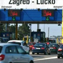 Cestou na Jadran si řidiči pár hodin postojí v zácpách