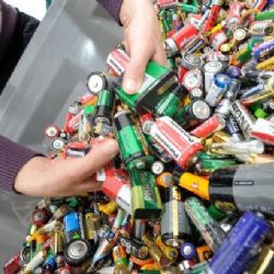 Chemikálie do popelnice nepatří. Podle EU mají Češi třídit víc baterií