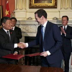Čína investuje v Británii desítky miliard liber. Kupuje si přehlížení Tibetu, tvrdí aktivisté
