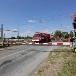 Další kamion uvízl na přejezdu ve Studénce - řidič tentokrát závory prorazil