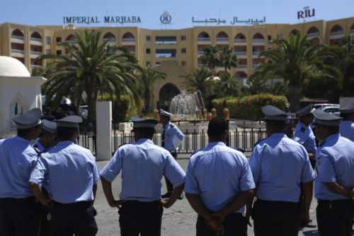 Foto: Další útok v tuniské Súse: Ozbrojenci jednoho policistu zastřelili, dva zranili