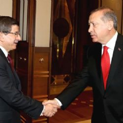 Do předčasných voleb povede tureckou vládu úřadující premiér Davutoglu