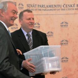 Do Senátu dorazila petice za odchod Zemana. Má 11 tisíc podpisů