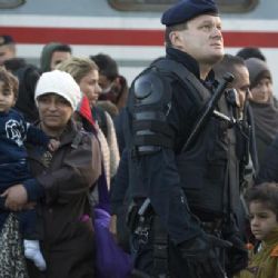 Do Slovinska dále proudí uprchlíci. S průjezdem do Rakouska pomáhá armáda