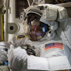 Dva američtí astronauti vystoupili do vesmíru, opravují ISS