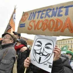 Dvě stovky lidí demonstrovaly v Praze za svobodný internet