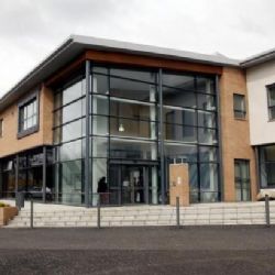 
Ebola potvrzena u britské zdravotnice. Žena se léčí v Glasgow

