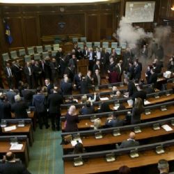Emoce v kosovském parlamentu: Opozice opět použila slzný plyn