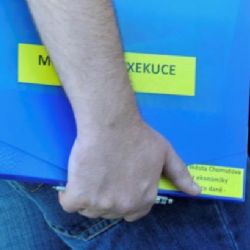 Exekutor už nezabaví bibli ani hračky