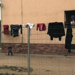 Exkluzivní reportáž z tábora v Bělé – muži si krátí čas fotbalem, ženy šitím